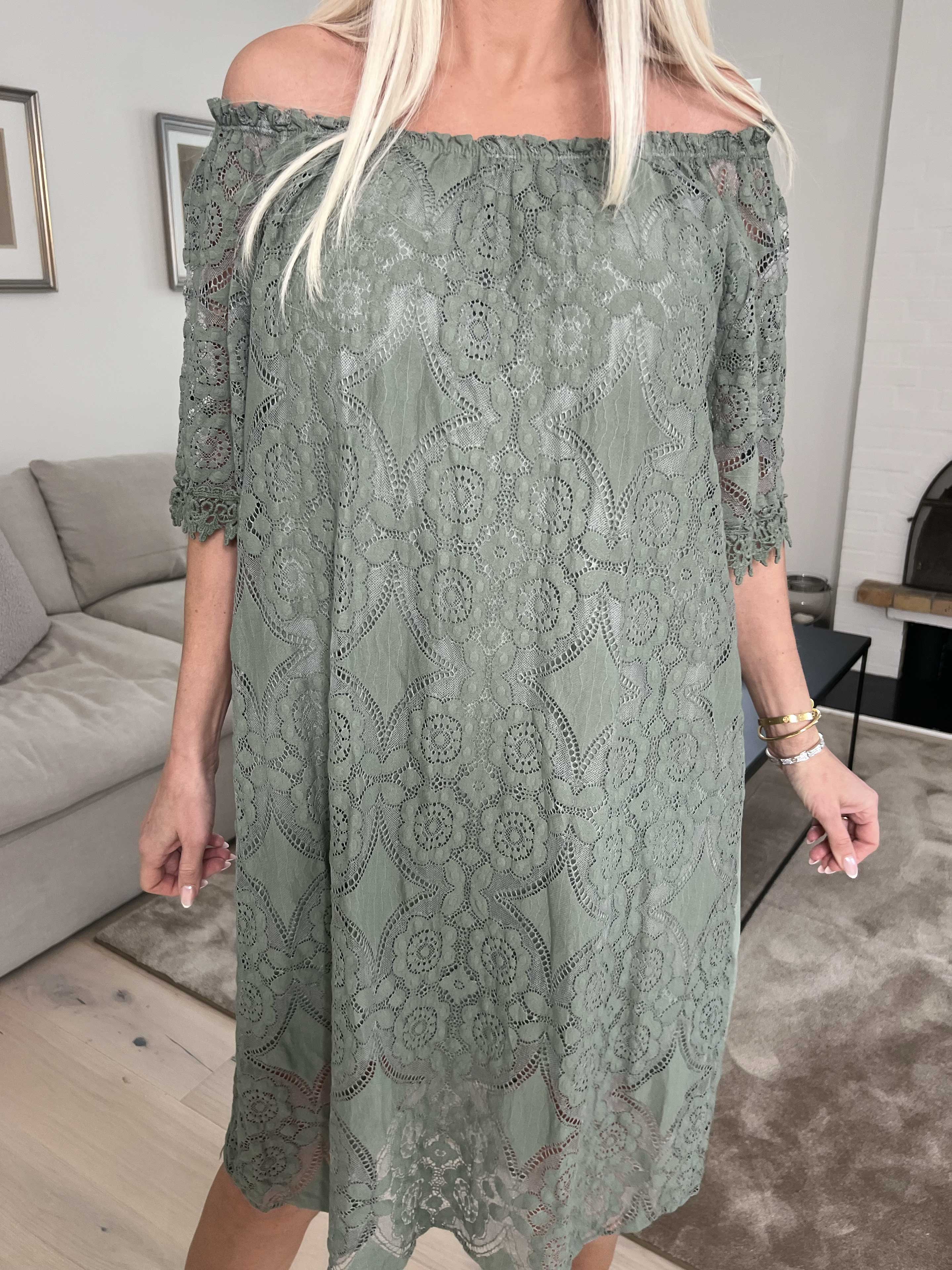 Thea - Sød blondekjole med elastikkant i udskæringen